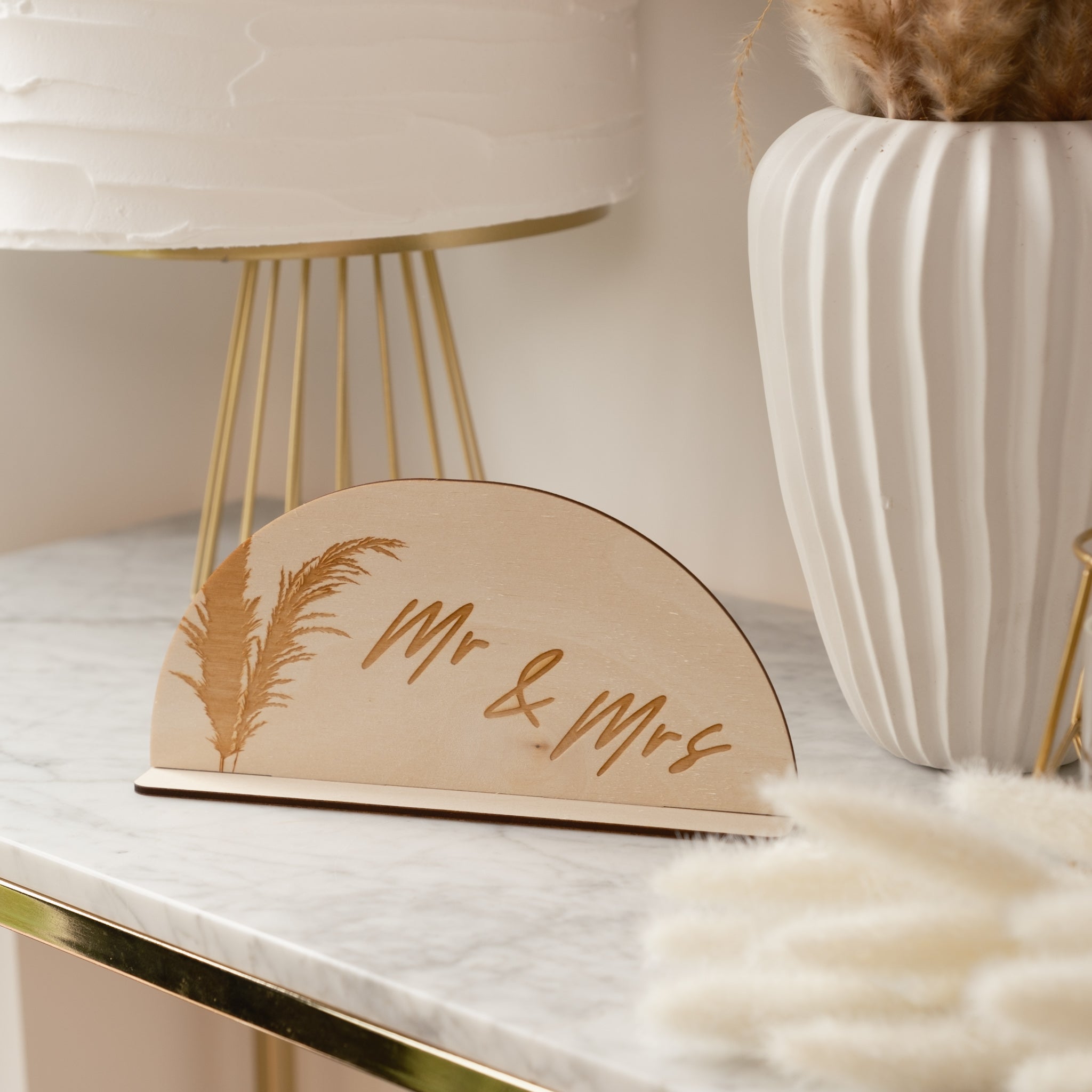 Mr & Mrs sign